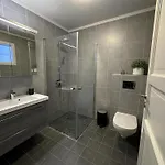Modern 2-bedroom In Ideal Location Apartament