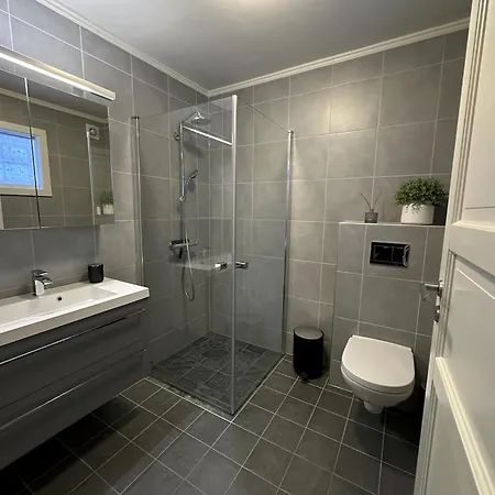 Modern 2-bedroom In Ideal Location Apartment